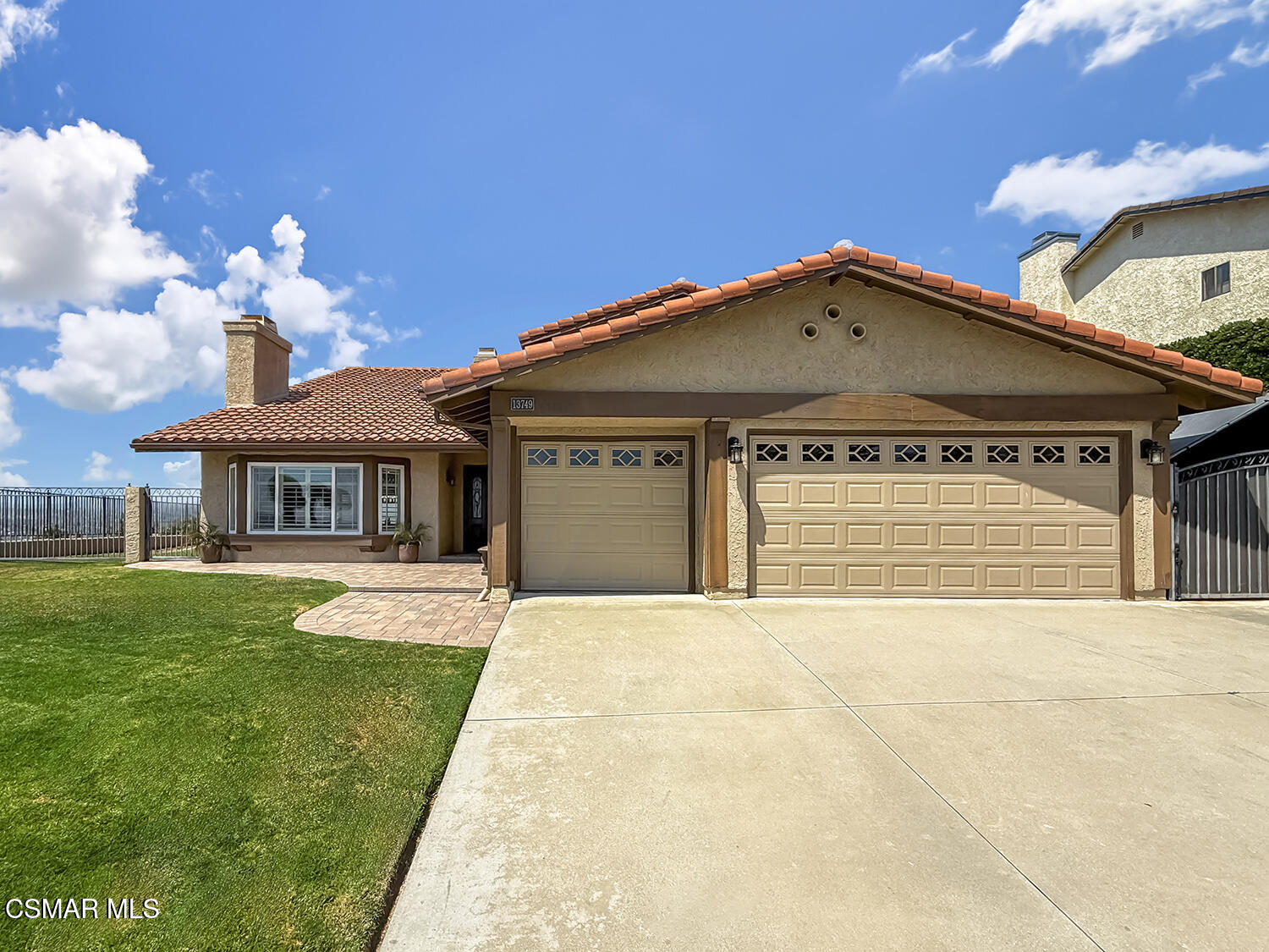 13749 Gunsmoke Road Moorpark, CA 93021 - Photo 5 of 61 a front view of a house with garden