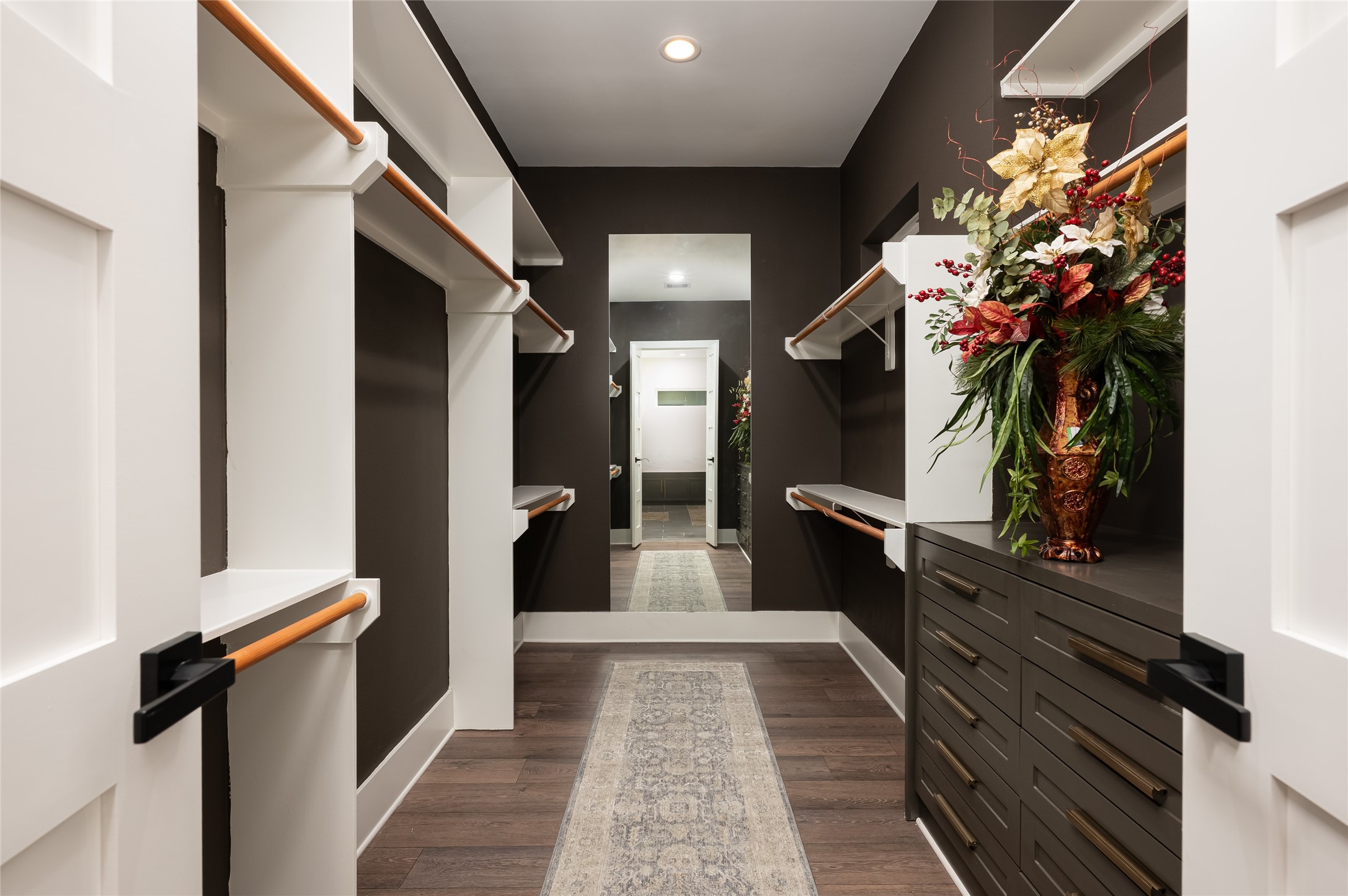 917 Thompson Street Houston, TX 77007 - Photo 13 of 48 a hallway with a large mirror and a shower