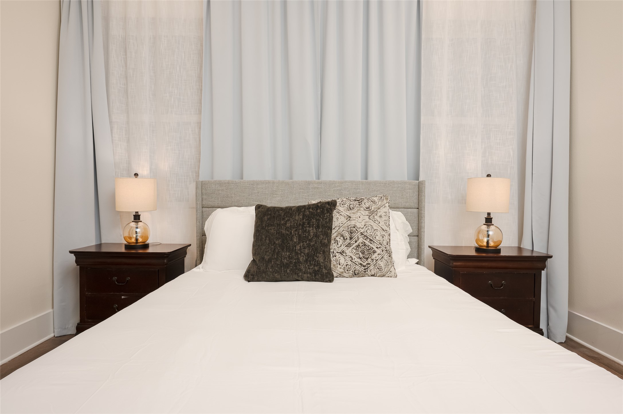 917 Thompson Street Houston, TX 77007 - Photo 18 of 48 a bedroom with a bed and a night stand