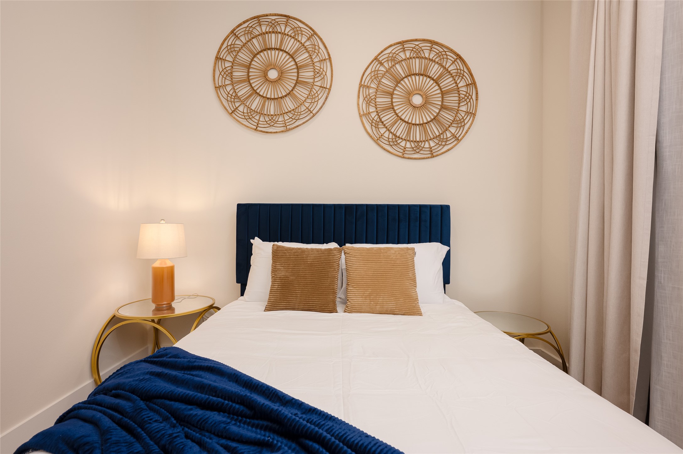 917 Thompson Street Houston, TX 77007 - Photo 21 of 48 a bedroom with a bed and a lamp on the dresser