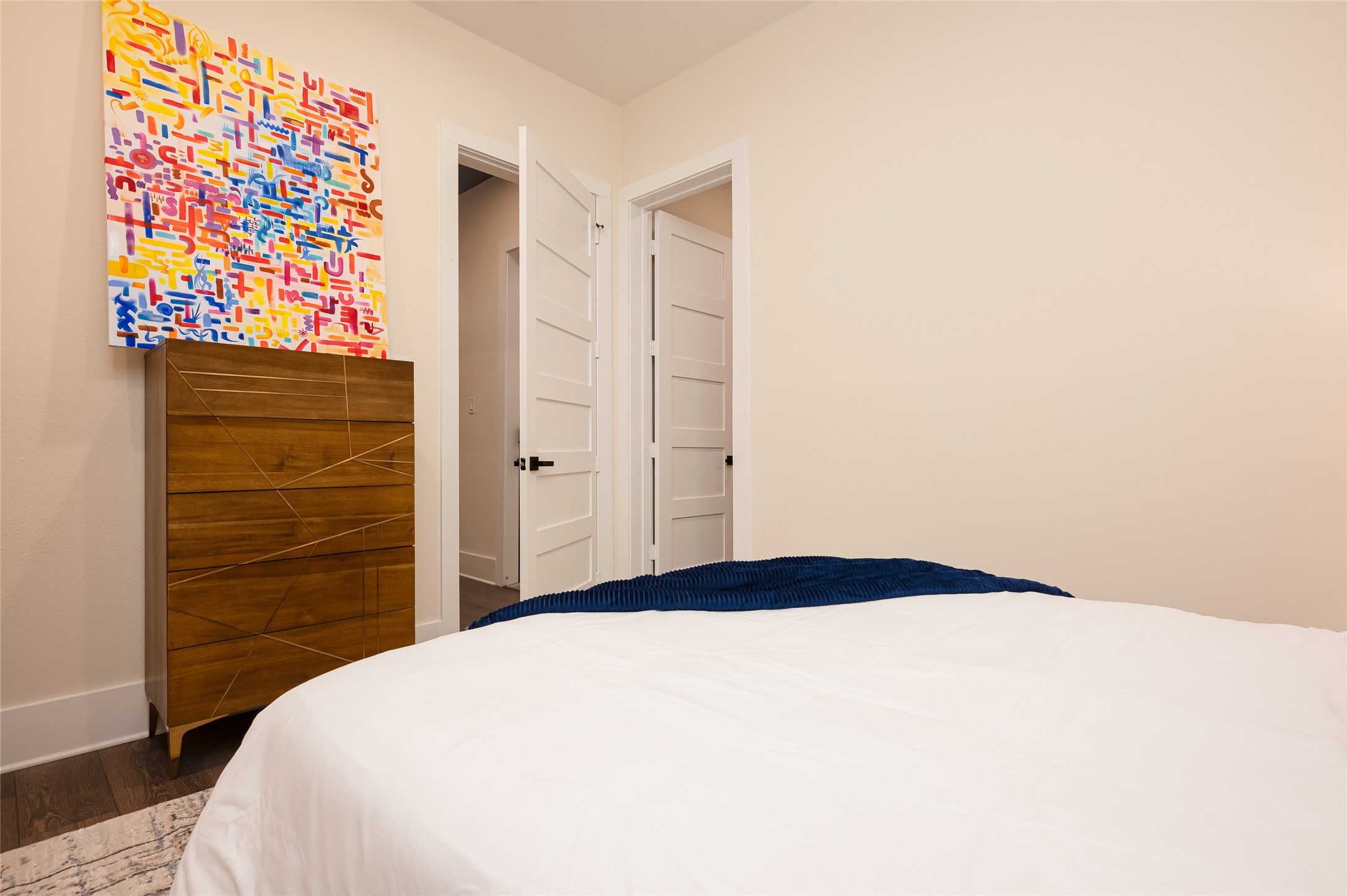 917 Thompson Street Houston, TX 77007 - Photo 22 of 48 a bedroom with a bed and a dresser