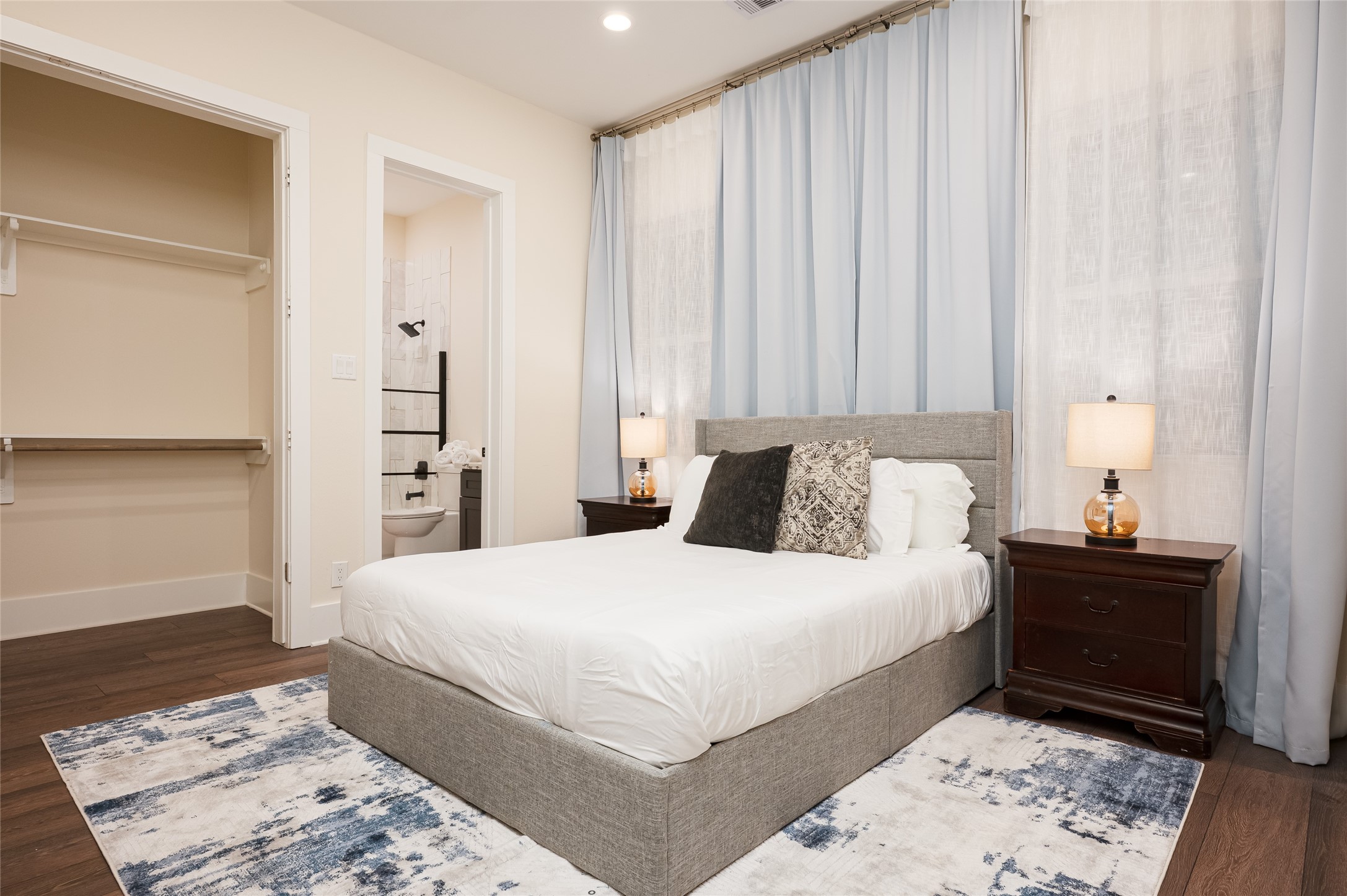 917 Thompson Street Houston, TX 77007 - Photo 23 of 48 a bedroom with a bed and a lamp on dresser