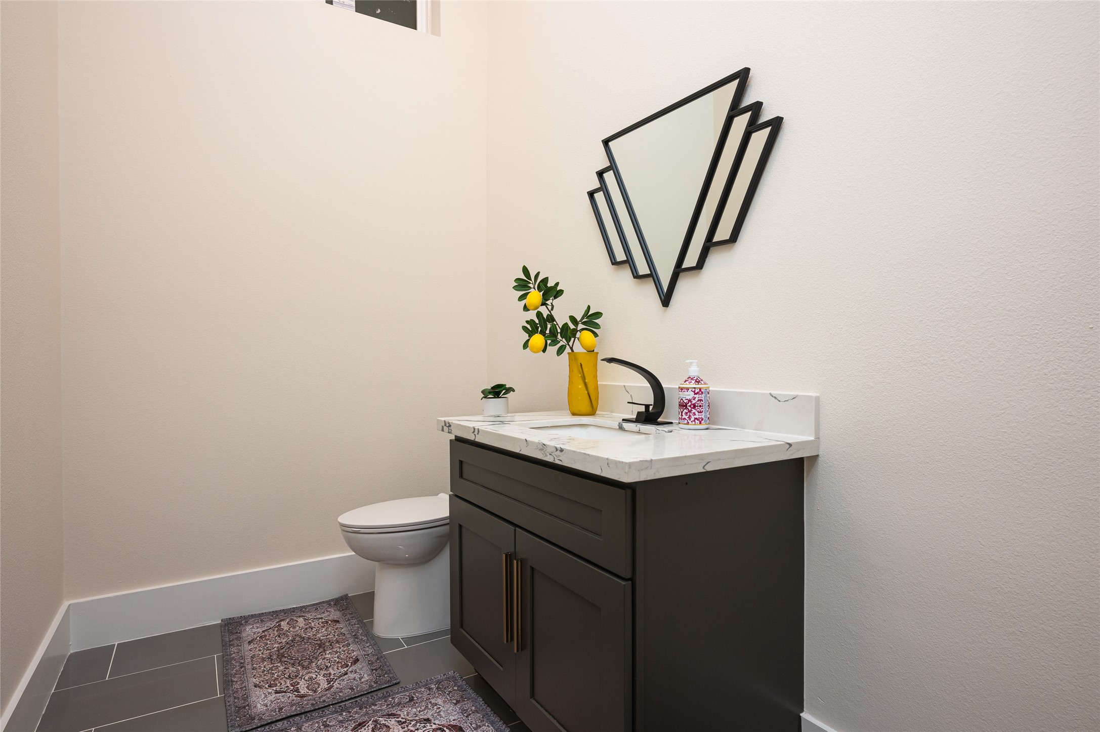 917 Thompson Street Houston, TX 77007 - Photo 24 of 48 a bathroom with a sink toilet and mirror