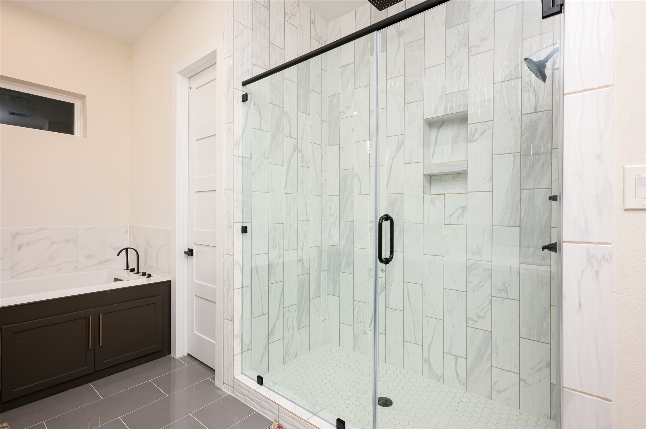 917 Thompson Street Houston, TX 77007 - Photo 32 of 48 a bathroom with a bathtub and a shower