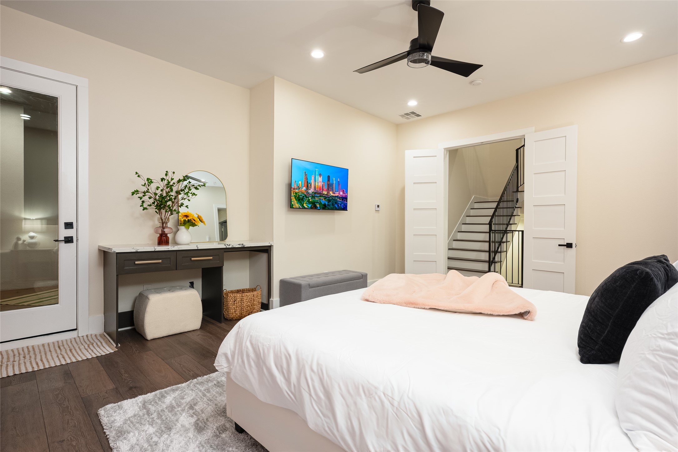 917 Thompson Street Houston, TX 77007 - Photo 33 of 48 a bedroom with a bed and a chandelier