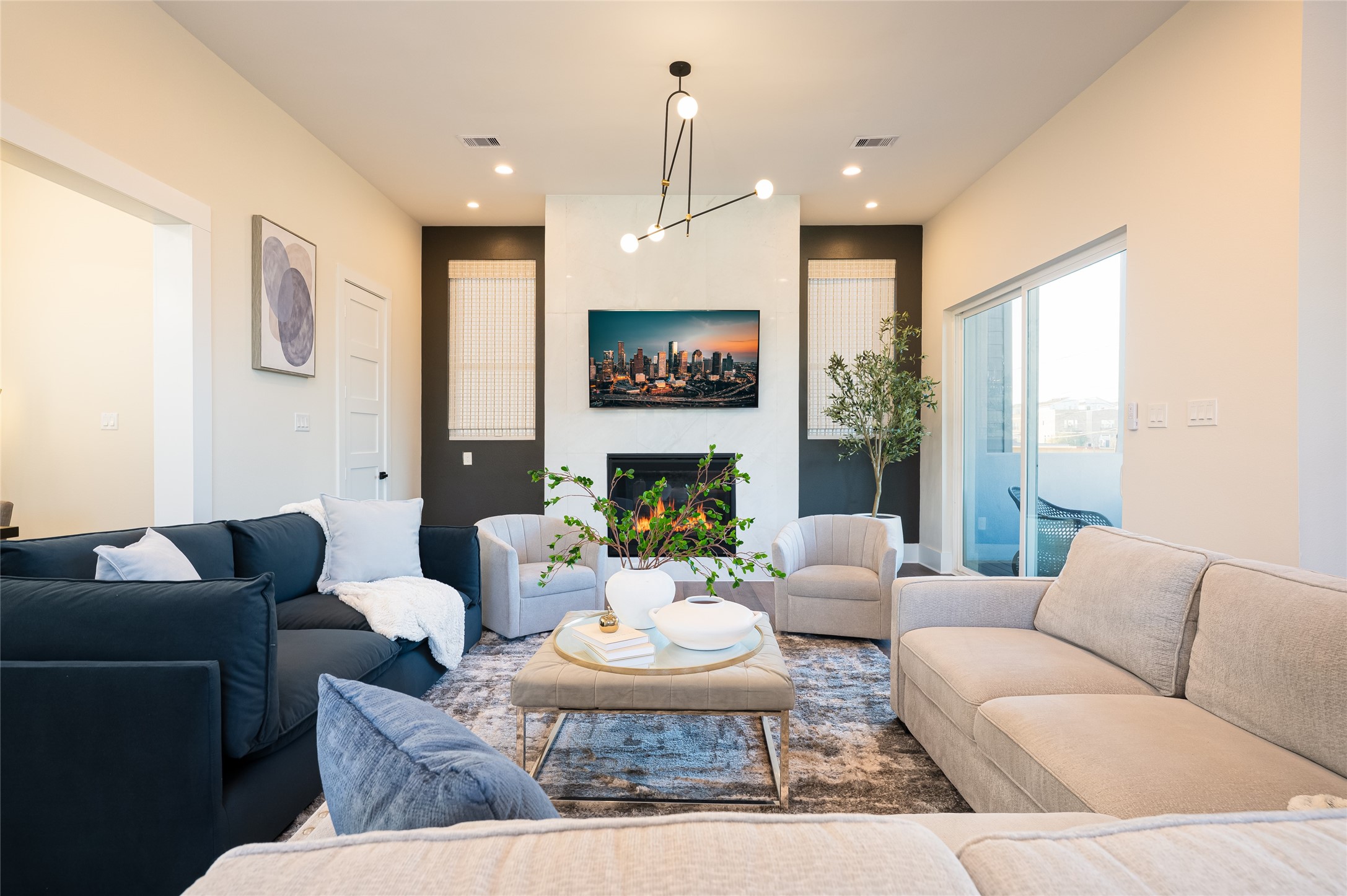 917 Thompson Street Houston, TX 77007 - Photo 38 of 48 a living room with furniture and a large window