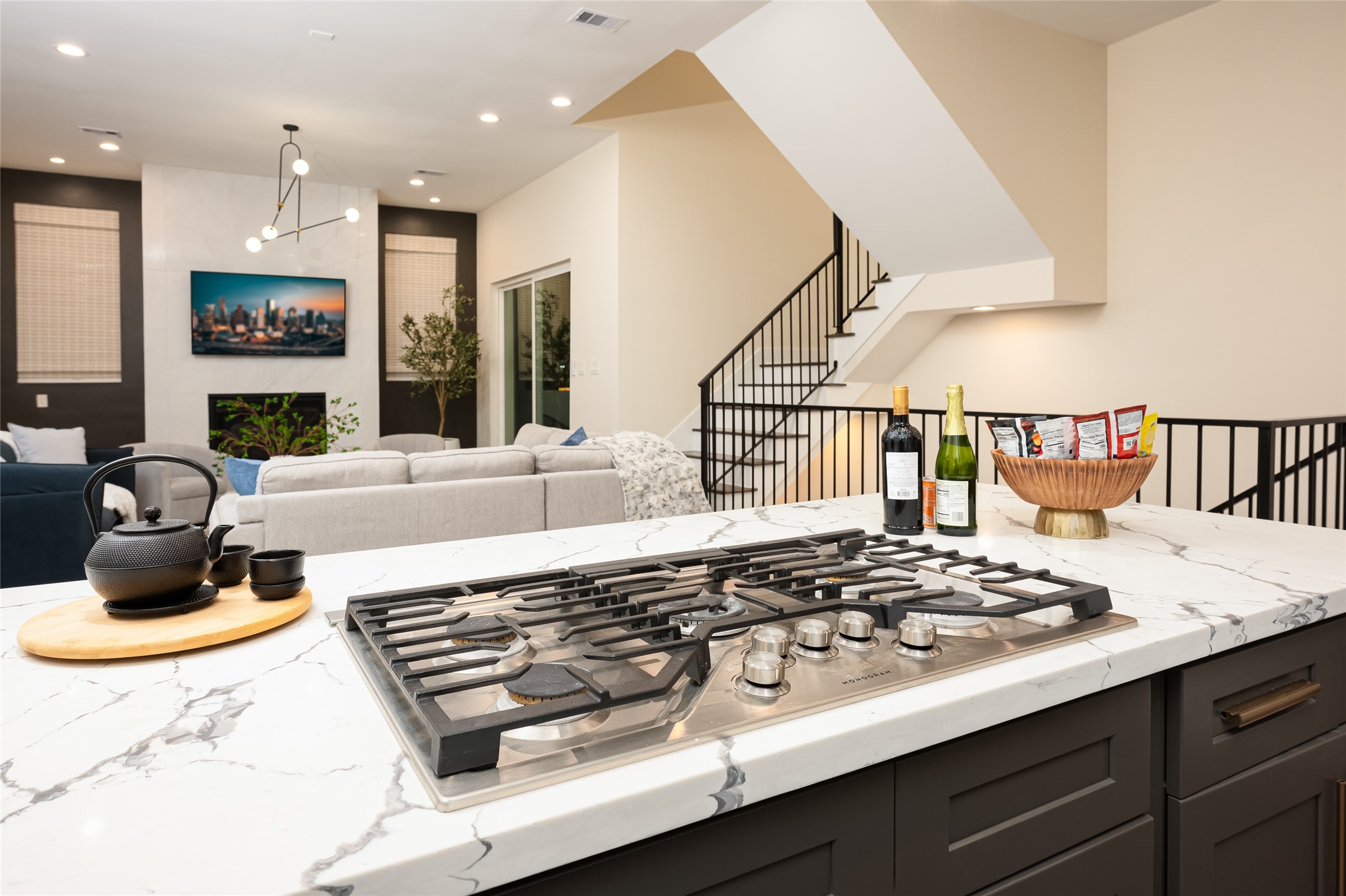 917 Thompson Street Houston, TX 77007 - Photo 41 of 48 a kitchen with a stove and a refrigerator