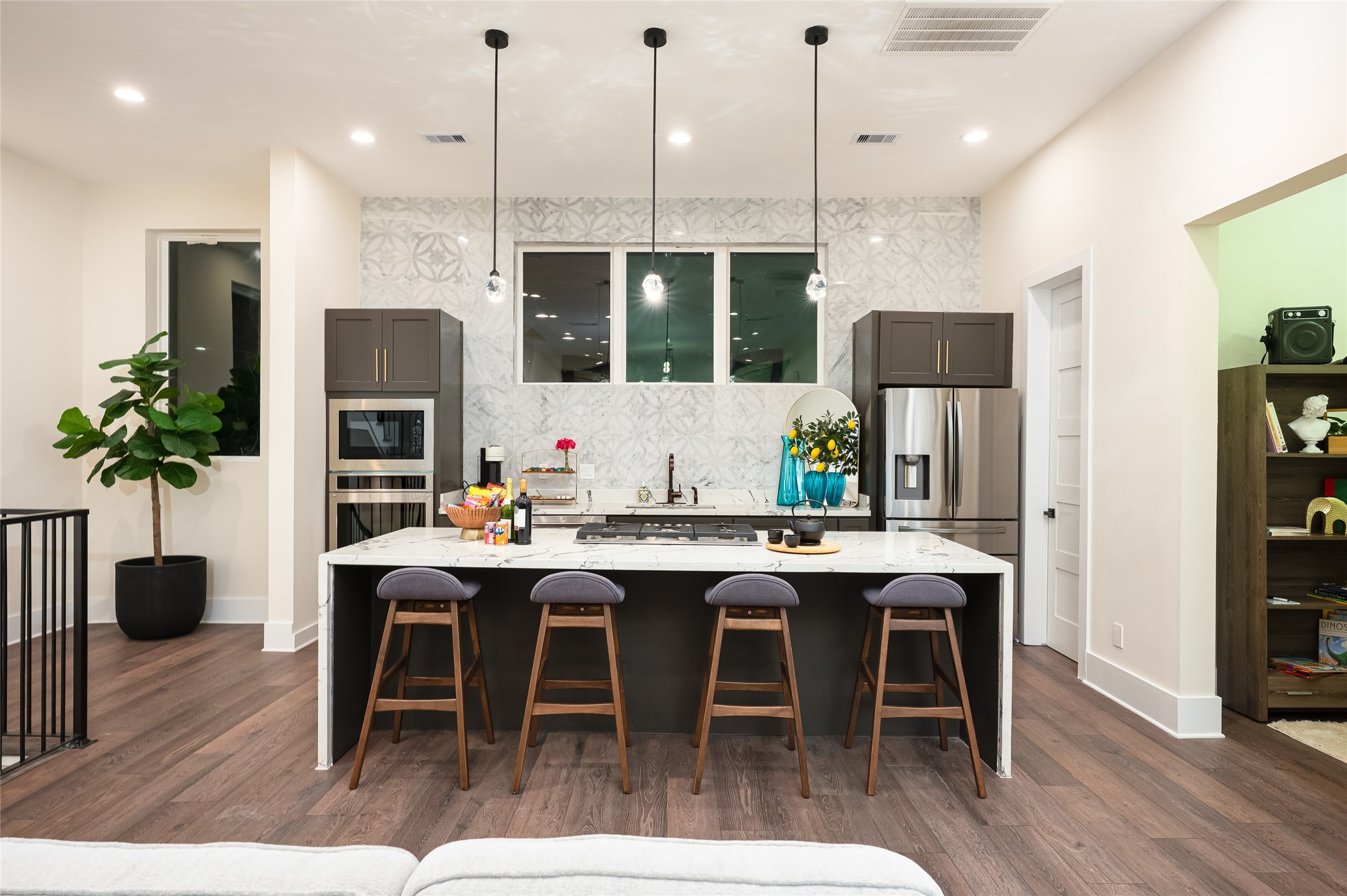 917 Thompson Street Houston, TX 77007 - Photo 43 of 48 a kitchen with a table chairs refrigerator and sink