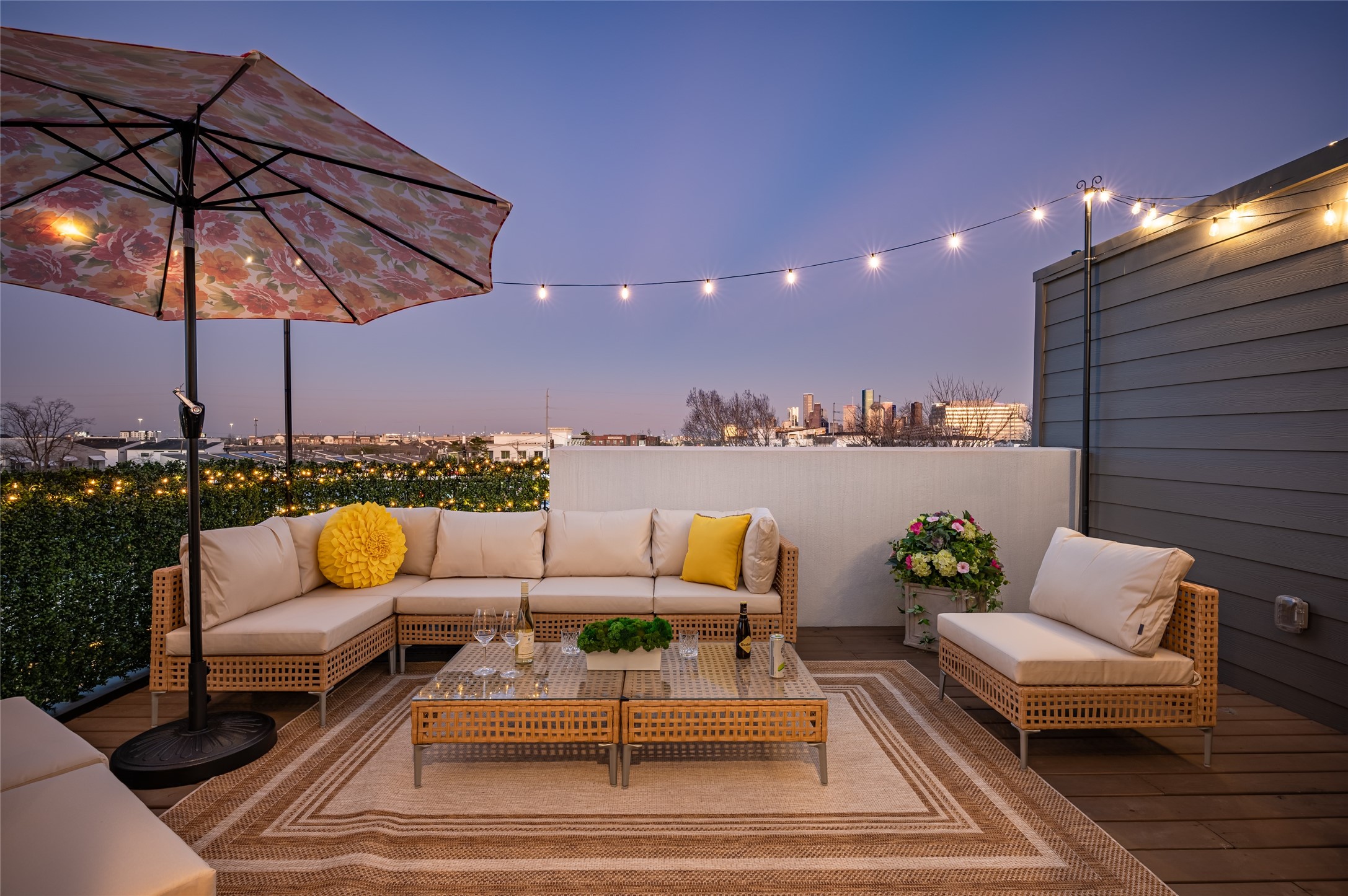 917 Thompson Street Houston, TX 77007 - Photo 9 of 48 a view of a terrace with couches and pool