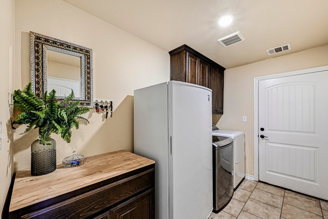 560 Saddle Ridge Drive Bertram, TX 78605 - Photo 16 of 27 a view of room with refrigerator and tub