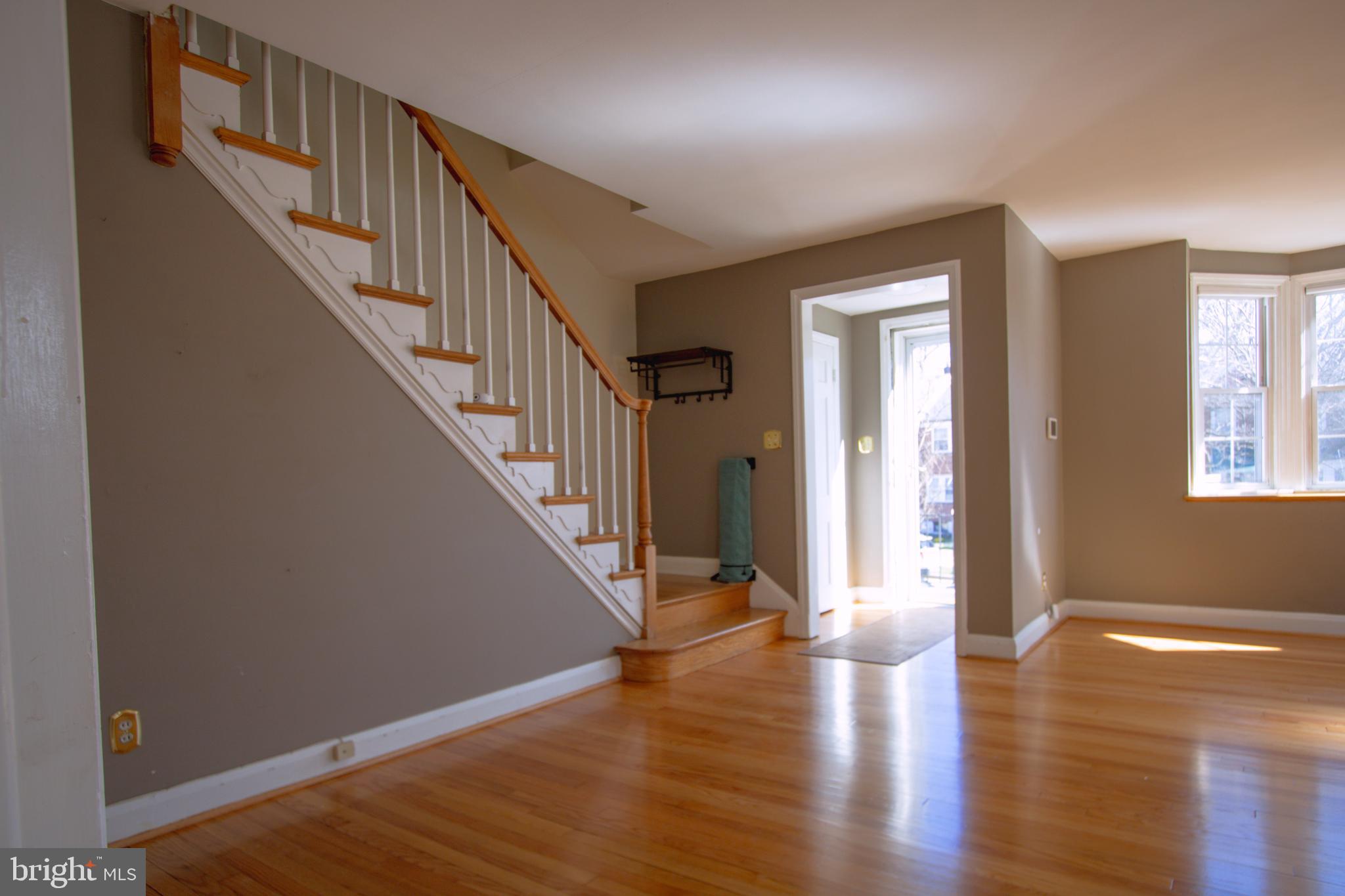 320 Lambeth Road Catonsville, MD 21228 - Photo 26 of 54 Living Room