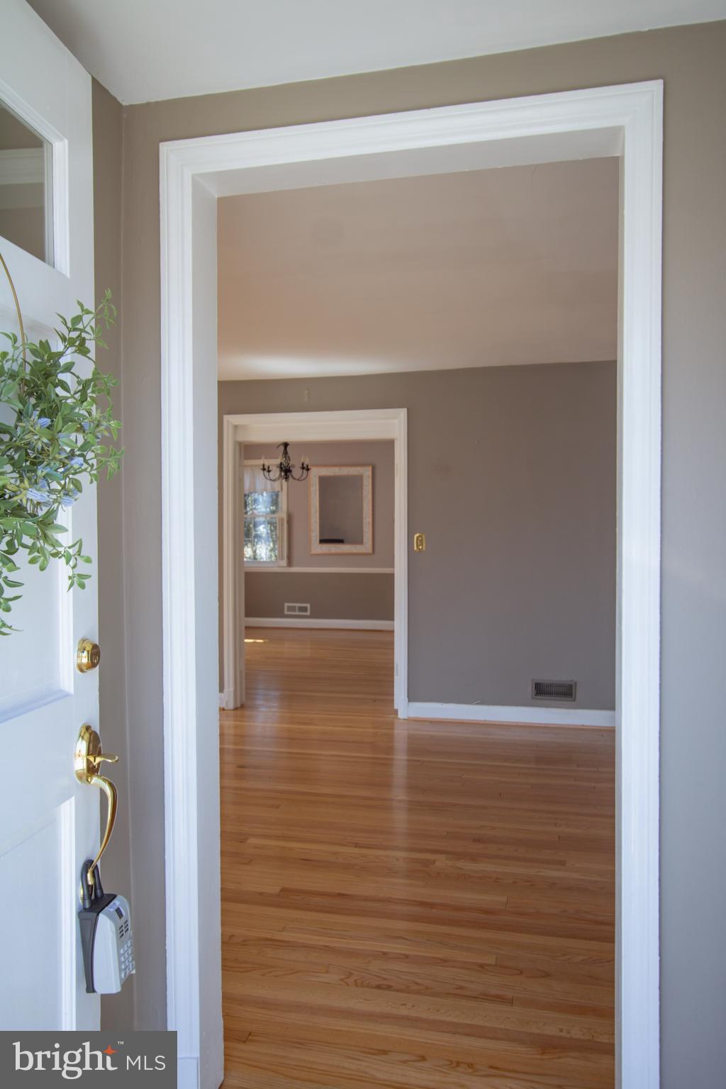 320 Lambeth Road Catonsville, MD 21228 - Photo 5 of 54 Enter the Home