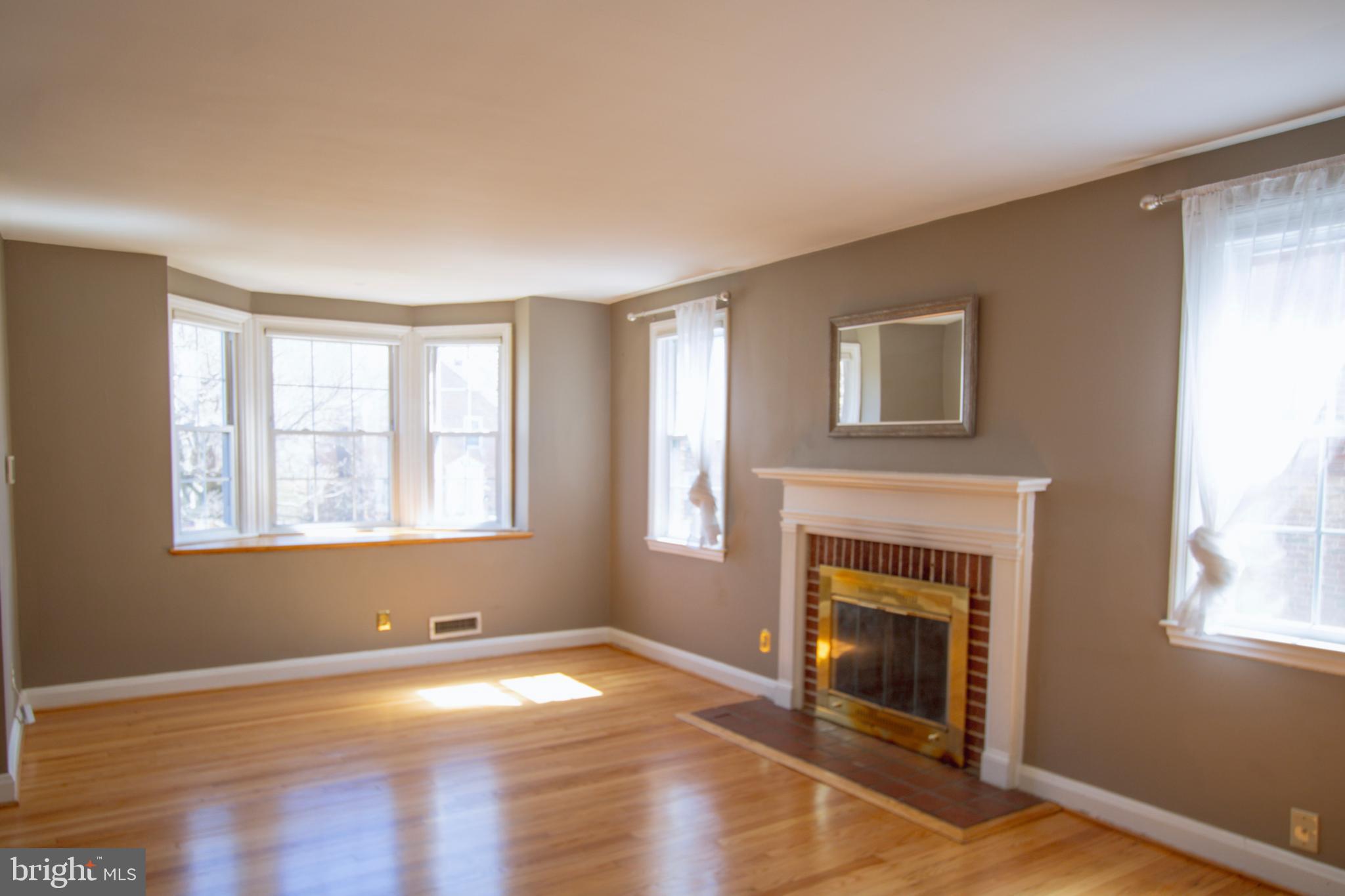 320 Lambeth Road Catonsville, MD 21228 - Photo 6 of 54 Living Room