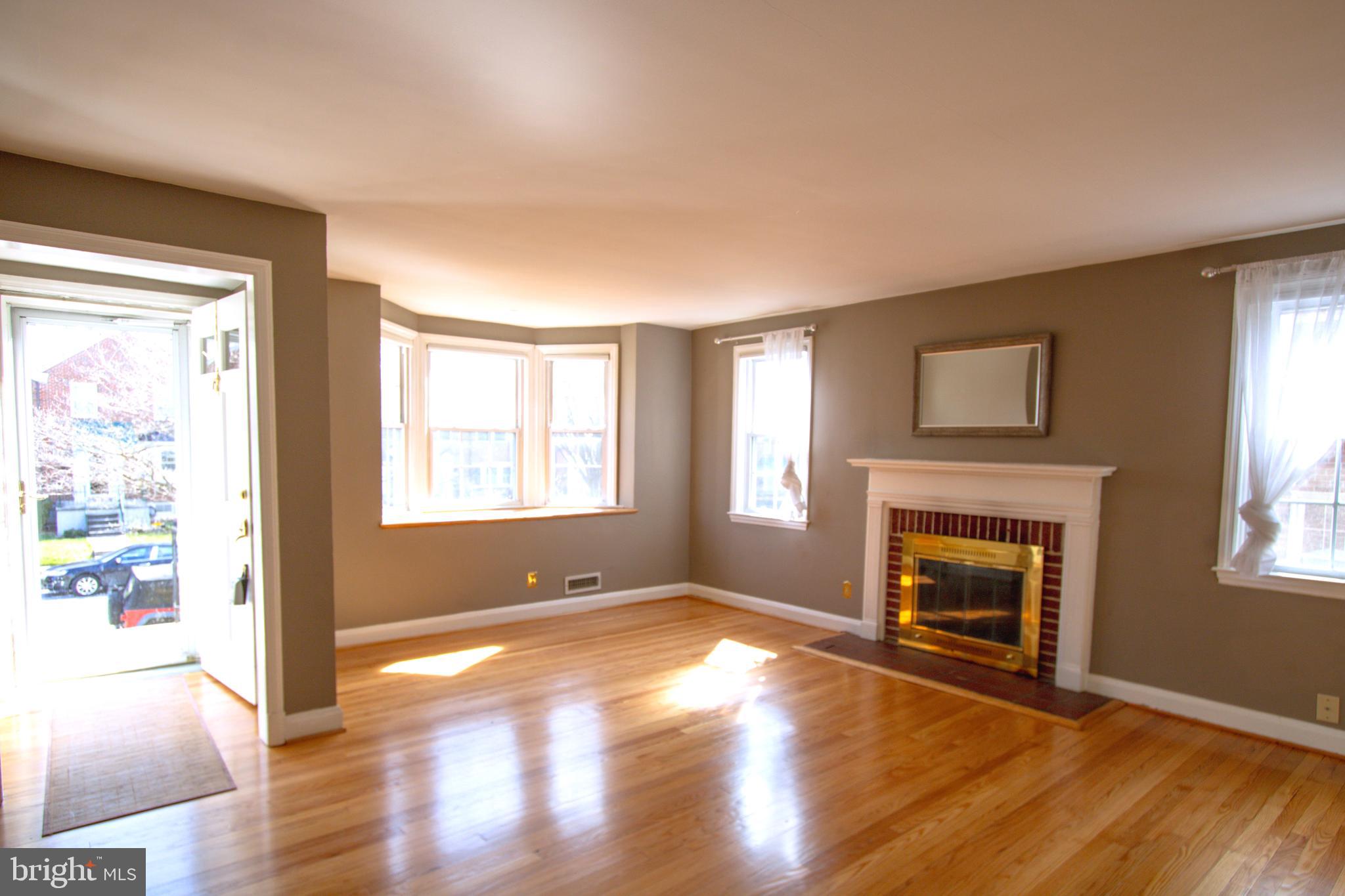 320 Lambeth Road Catonsville, MD 21228 - Photo 7 of 54 Living Room