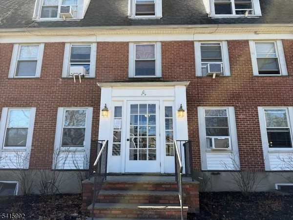 $2,412 | 160 Gordonhurst Avenue, Unit A32, Montclair, NJ 07043