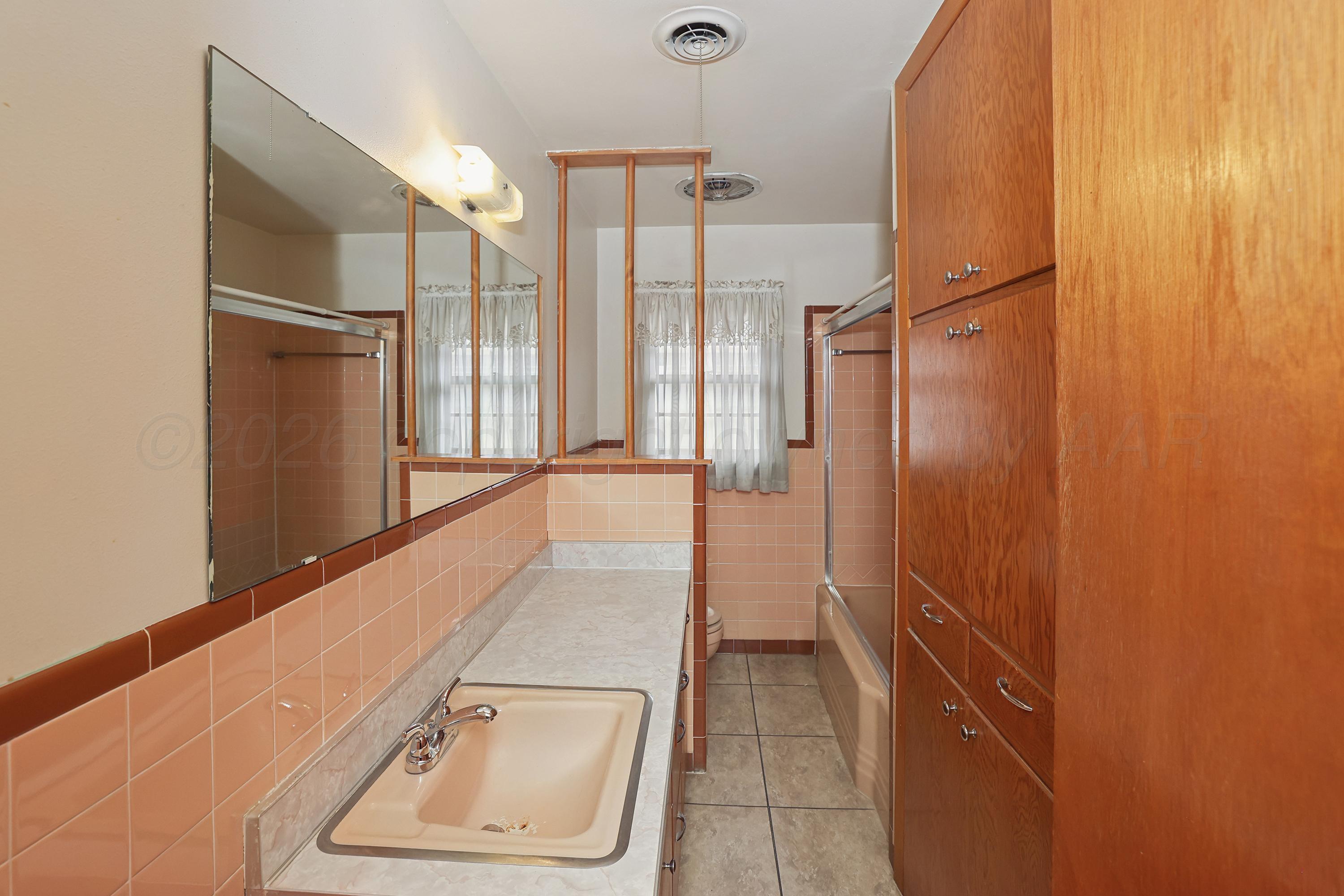 1115 Smiley Street Amarillo, TX 79106 - Photo 18 of 21 19-Bathroom