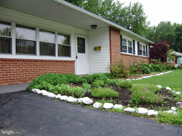 210 Oaktree Road Norristown, PA 19401 - Photo 4 of 24 Gallery Image 4