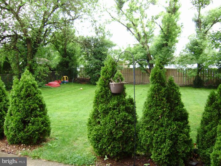 210 Oaktree Road Norristown, PA 19401 - Photo 6 of 24 View in Back