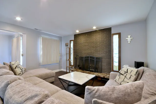 $260,000 | 9831 Karlov Avenue, Oak Lawn, IL 60453