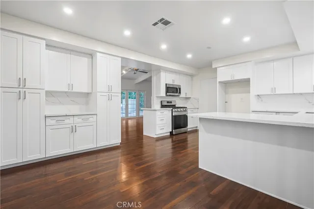 $6,600 | 24210 Bessemer Street, Woodland Hills, CA 91367