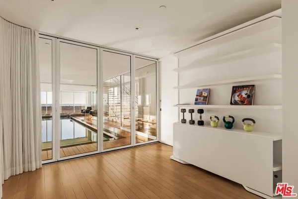 a view of entryway and kitchen