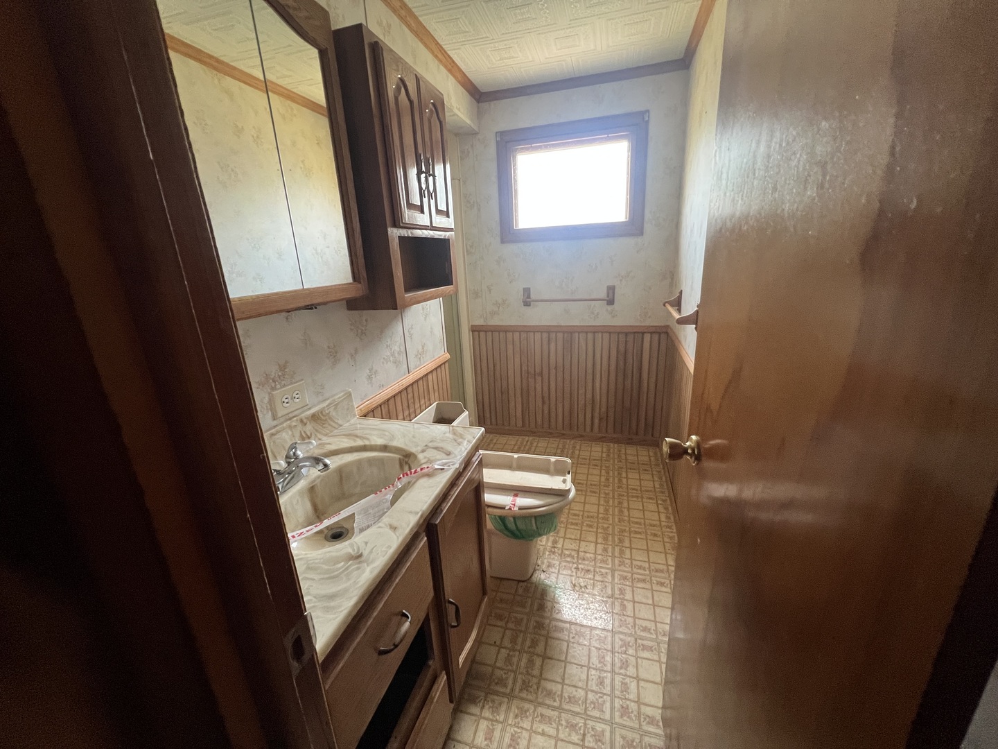 529 North 2nd Street Watseka, IL 60970 - Photo 11 of 16 a bathroom with a sink a toilet a tub and shower
