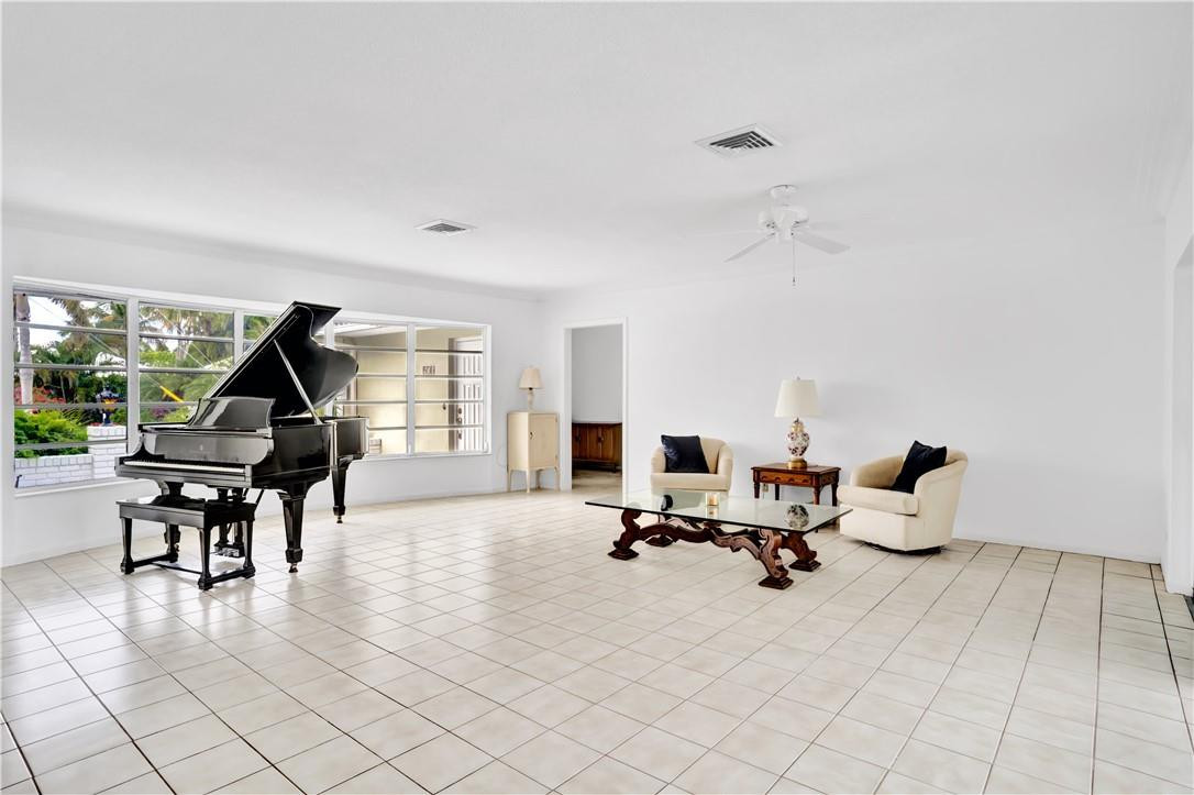 910 Tamarind Way Boca Raton, FL 33486 - Photo 11 of 31 Family/Living Room