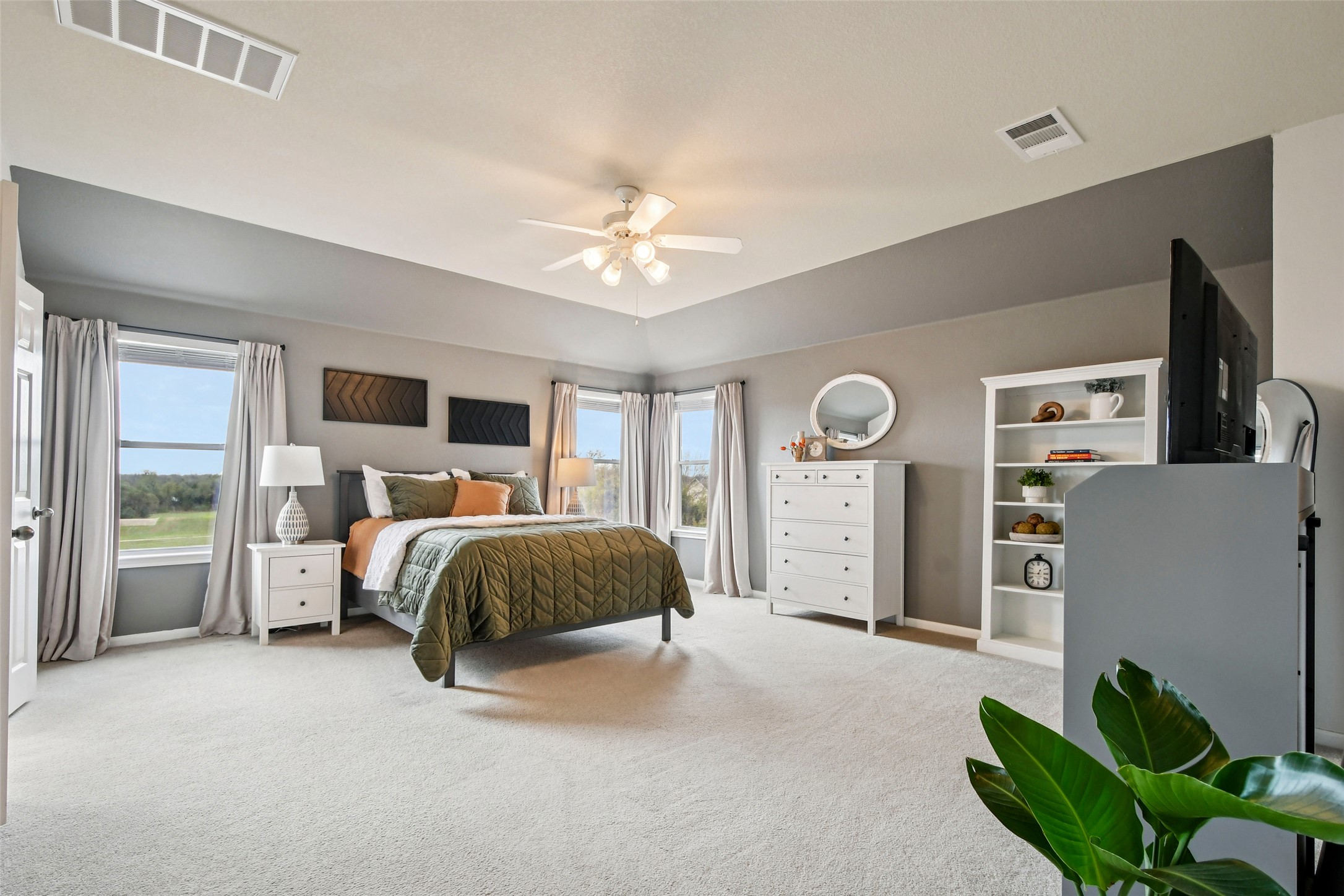 410 Rosedale Boulevard Georgetown, TX 78628 - Photo 20 of 34 Primary retreat with abundant space and natural light