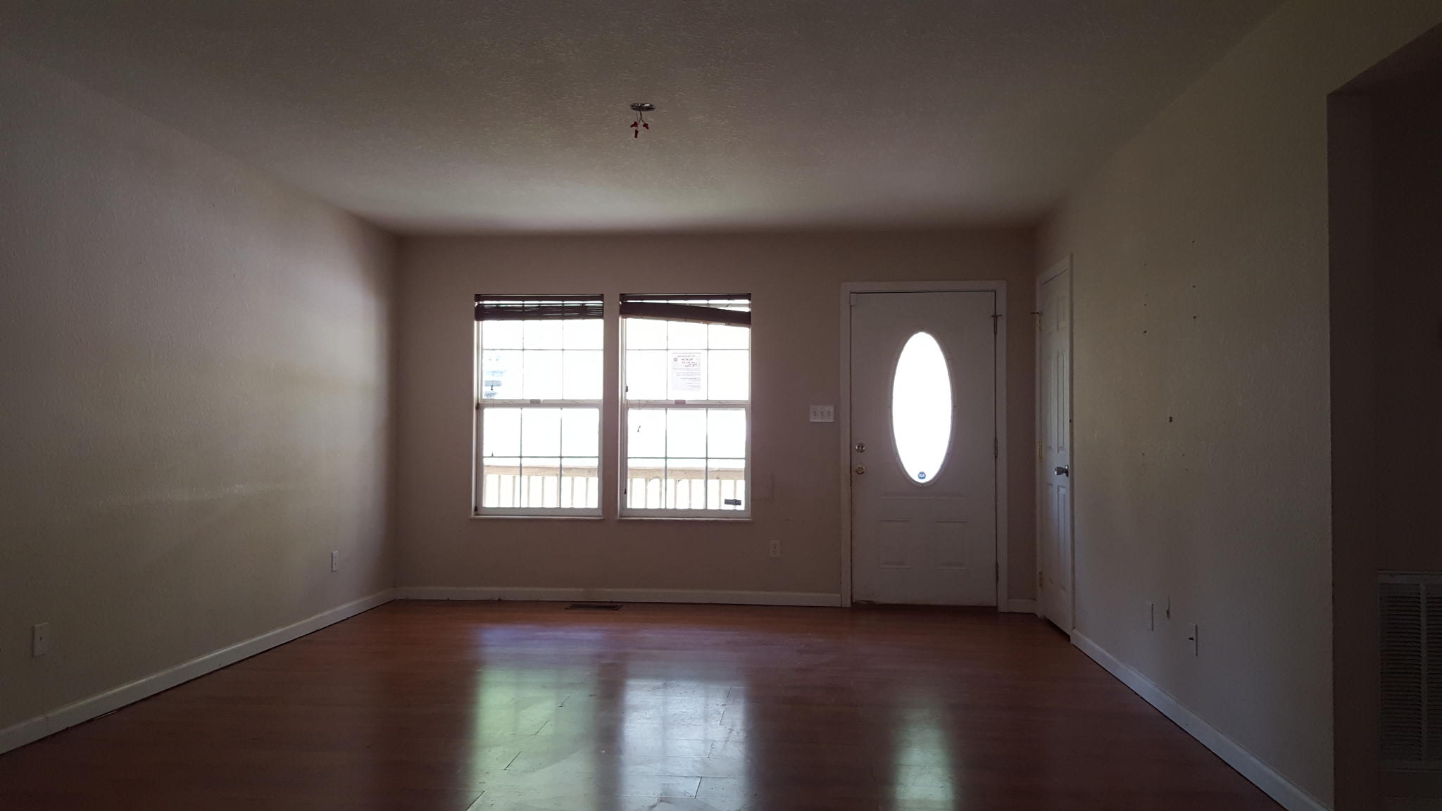 1606 Paris Road Knoxville, TN 37912 - Photo 3 of 11 LIVING ROOM