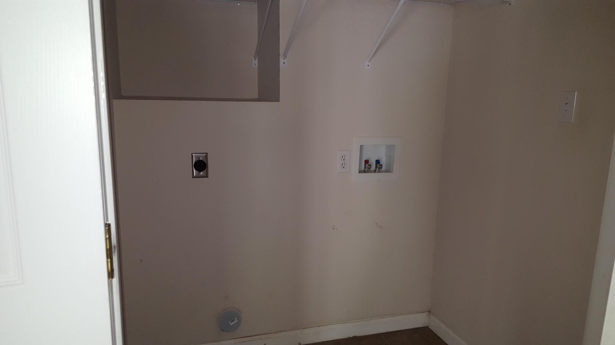 1606 Paris Road Knoxville, TN 37912 - Photo 9 of 11 LAUNDRY RM