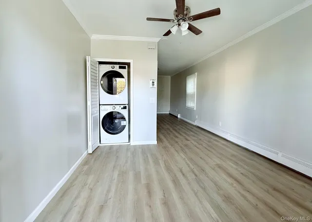 a view of a livingroom with washer and dryer