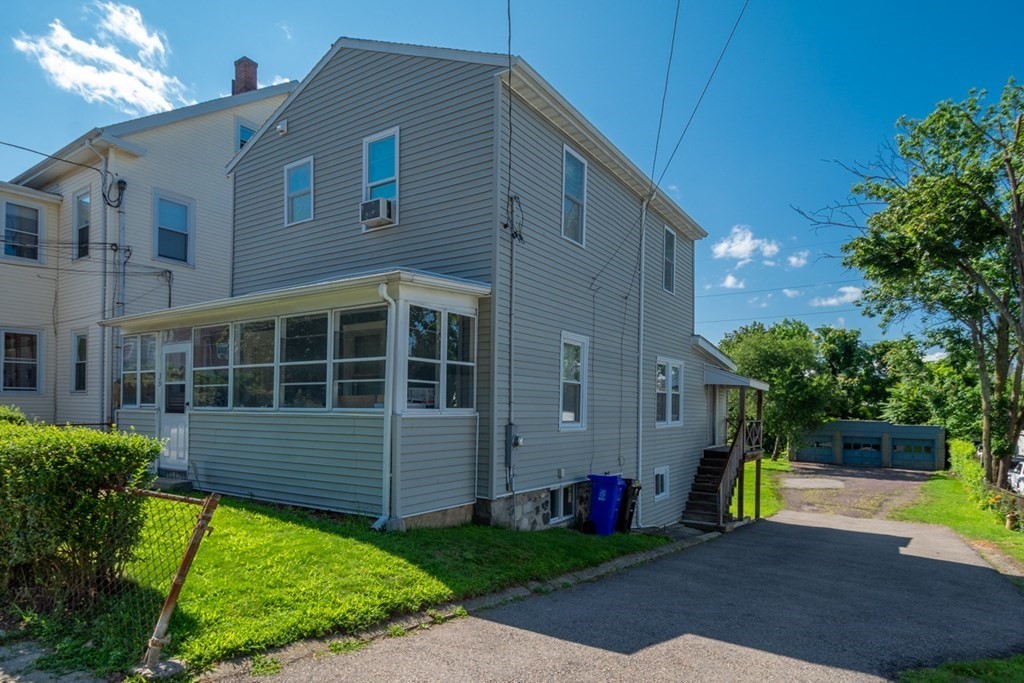 a view of a house with backyard and garden