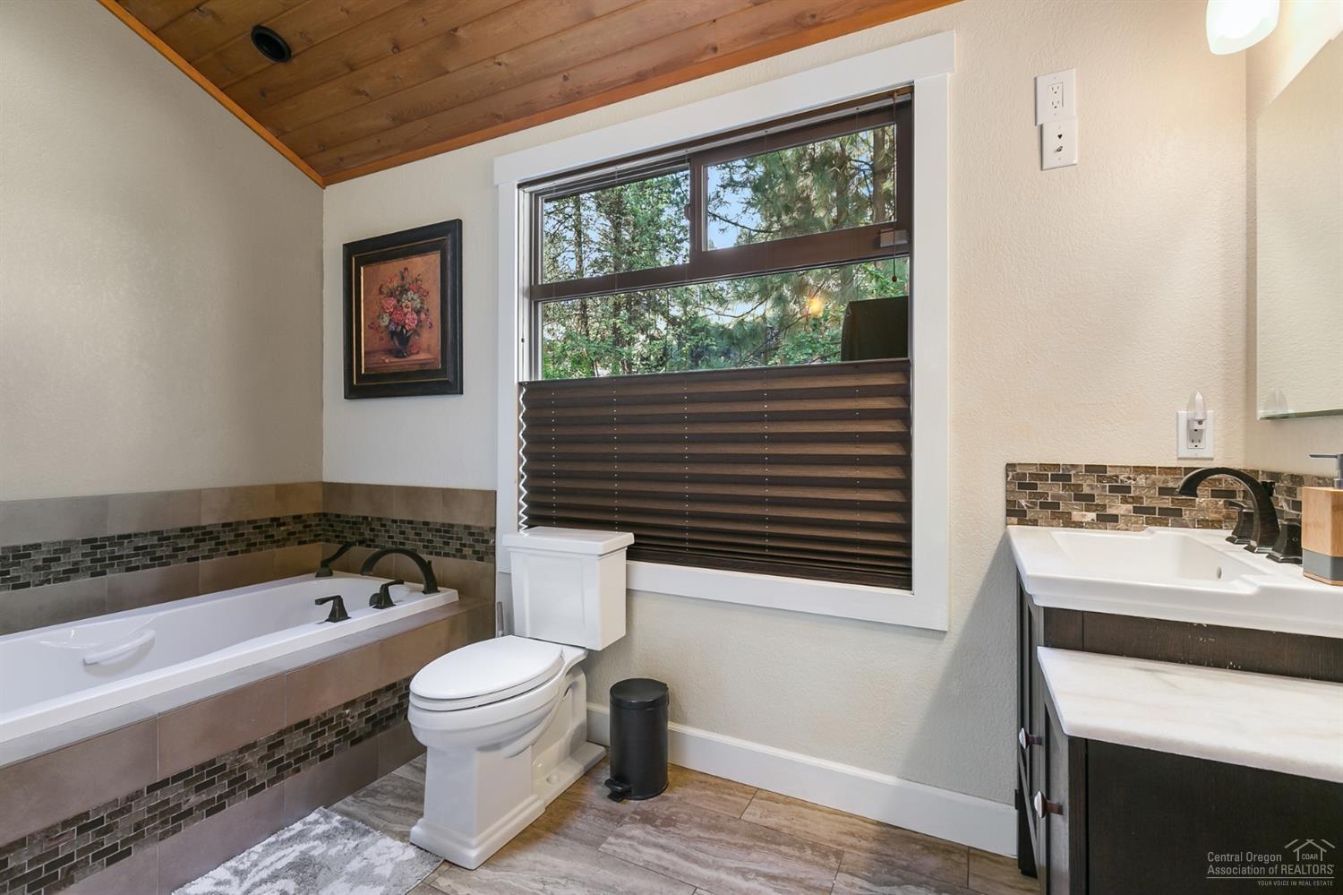 4071 Northwest Lower Village Road Bend, OR 97703 - Photo 18 of 25 Gallery Image 18