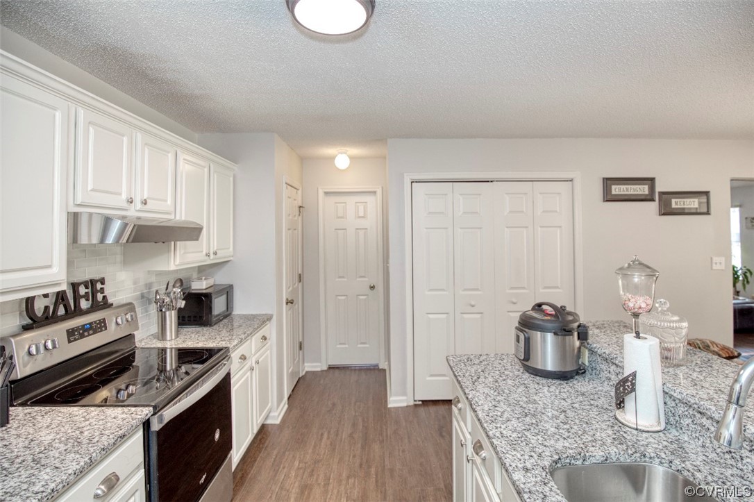 1403 Westgate Circle Williamsburg, VA 23185 - Photo 13 of 42 a kitchen with granite countertop a stove and cabinets