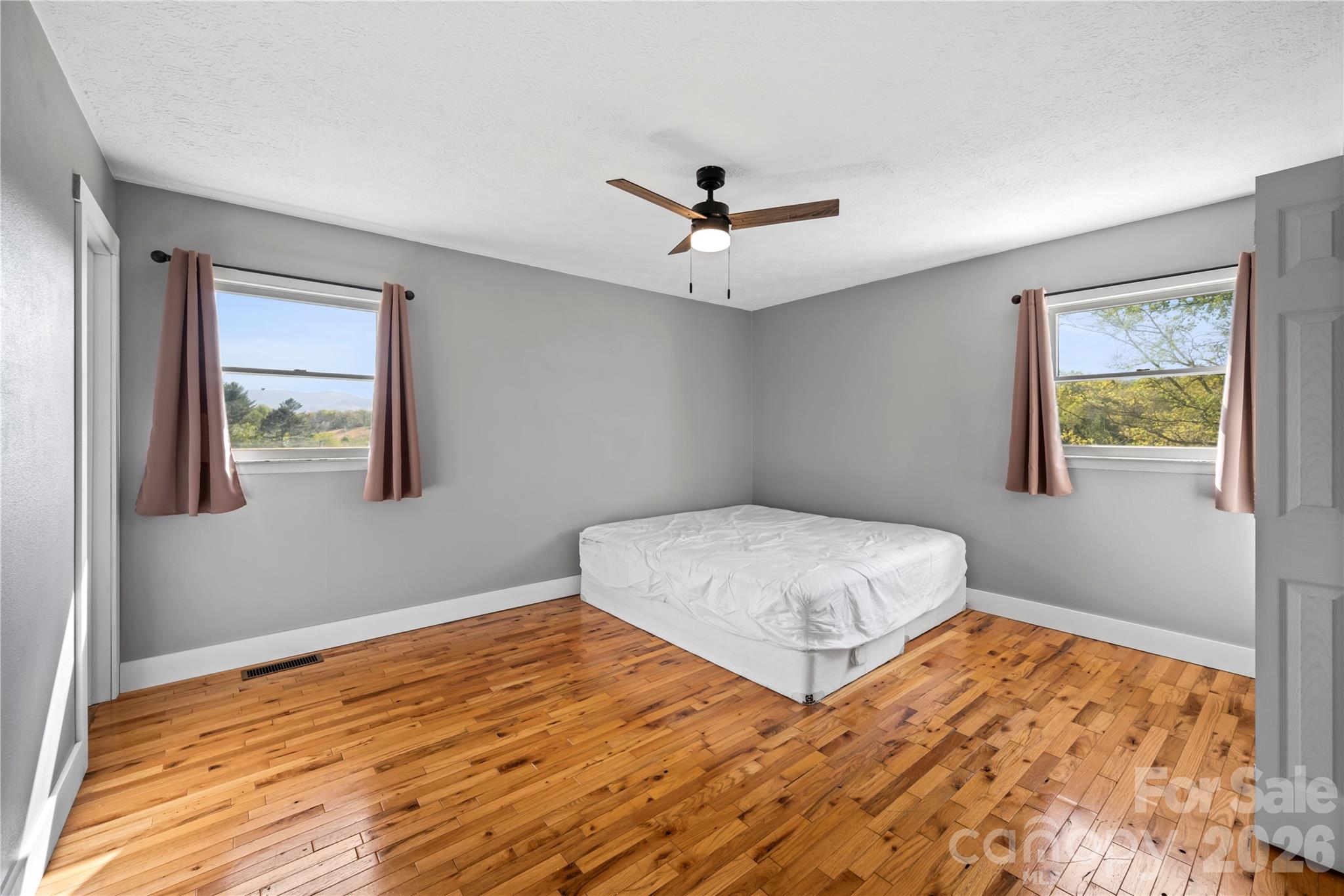 882 Queentown Road Canton, NC 28716 - Photo 18 of 33 a bedroom with a bed and a window