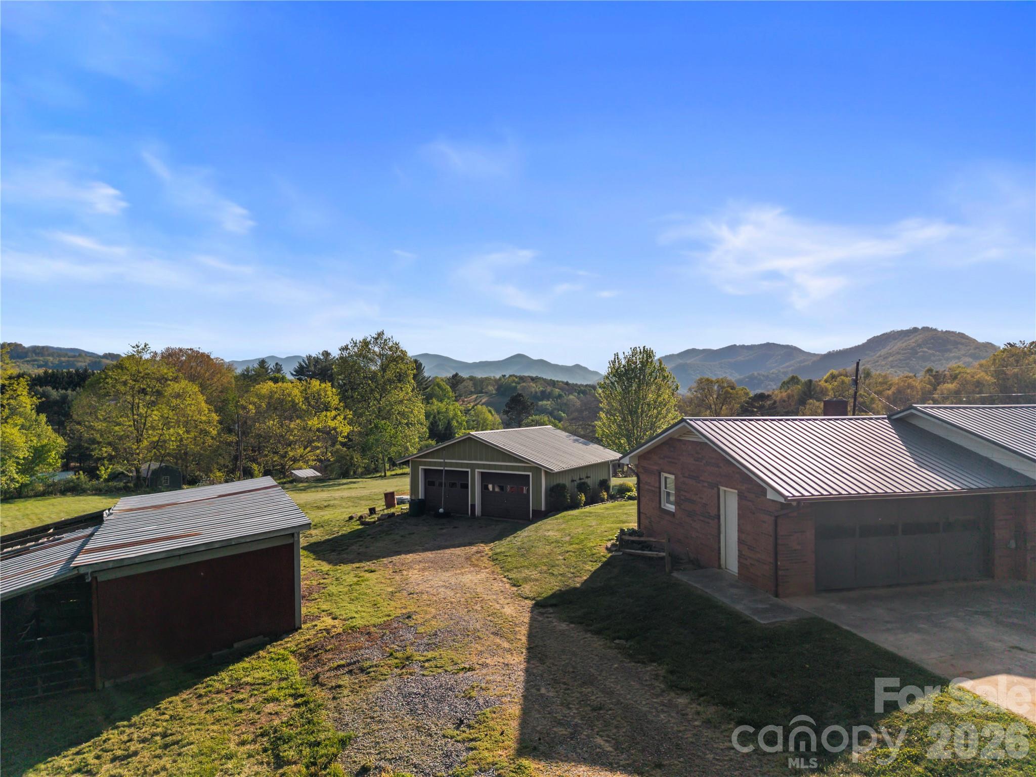 882 Queentown Road Canton, NC 28716 - Photo 5 of 33 a view of houses with sky view