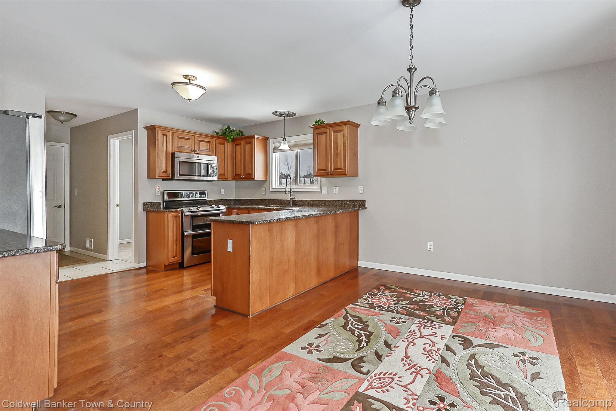 289 Crystal Howell, MI 48843 - Photo 20 of 41 Dining area