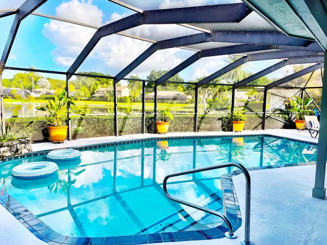 a room with lots of tables and chairs