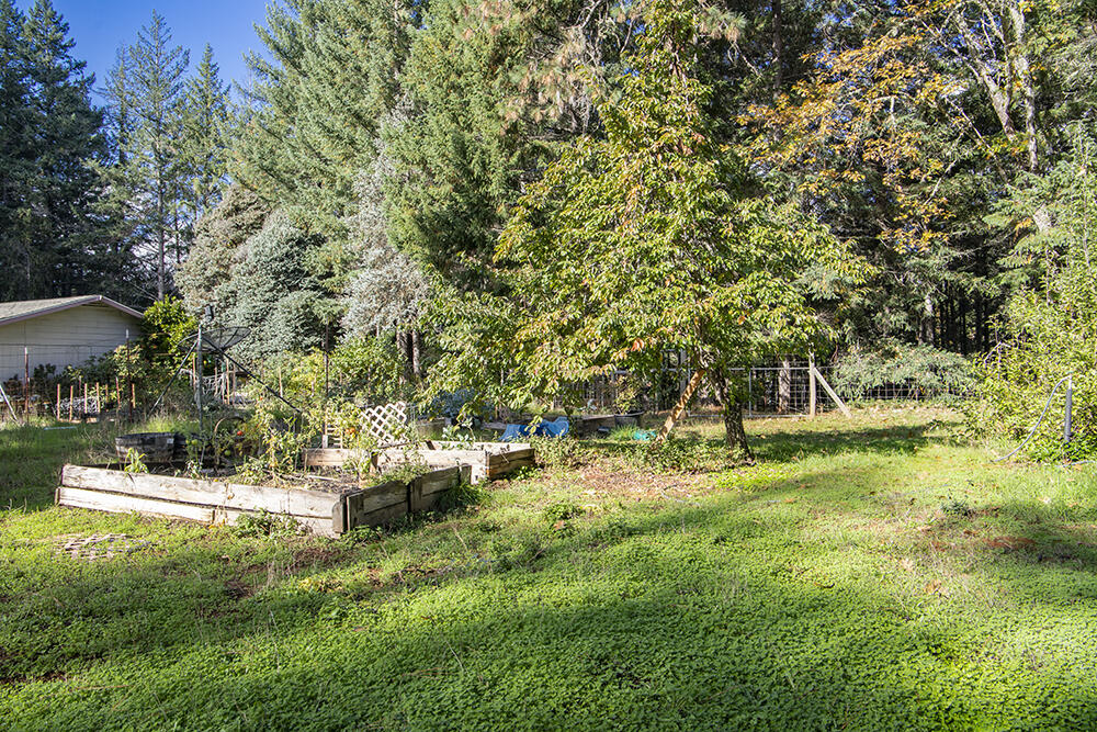 180 October Lane Merlin, OR 97532 - Photo 40 of 49 38