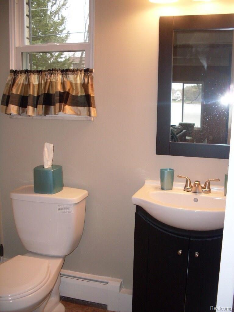 913 Woodruff Lake Road Highland, MI 48357 - Photo 20 of 31 20 Half Bath.JPG