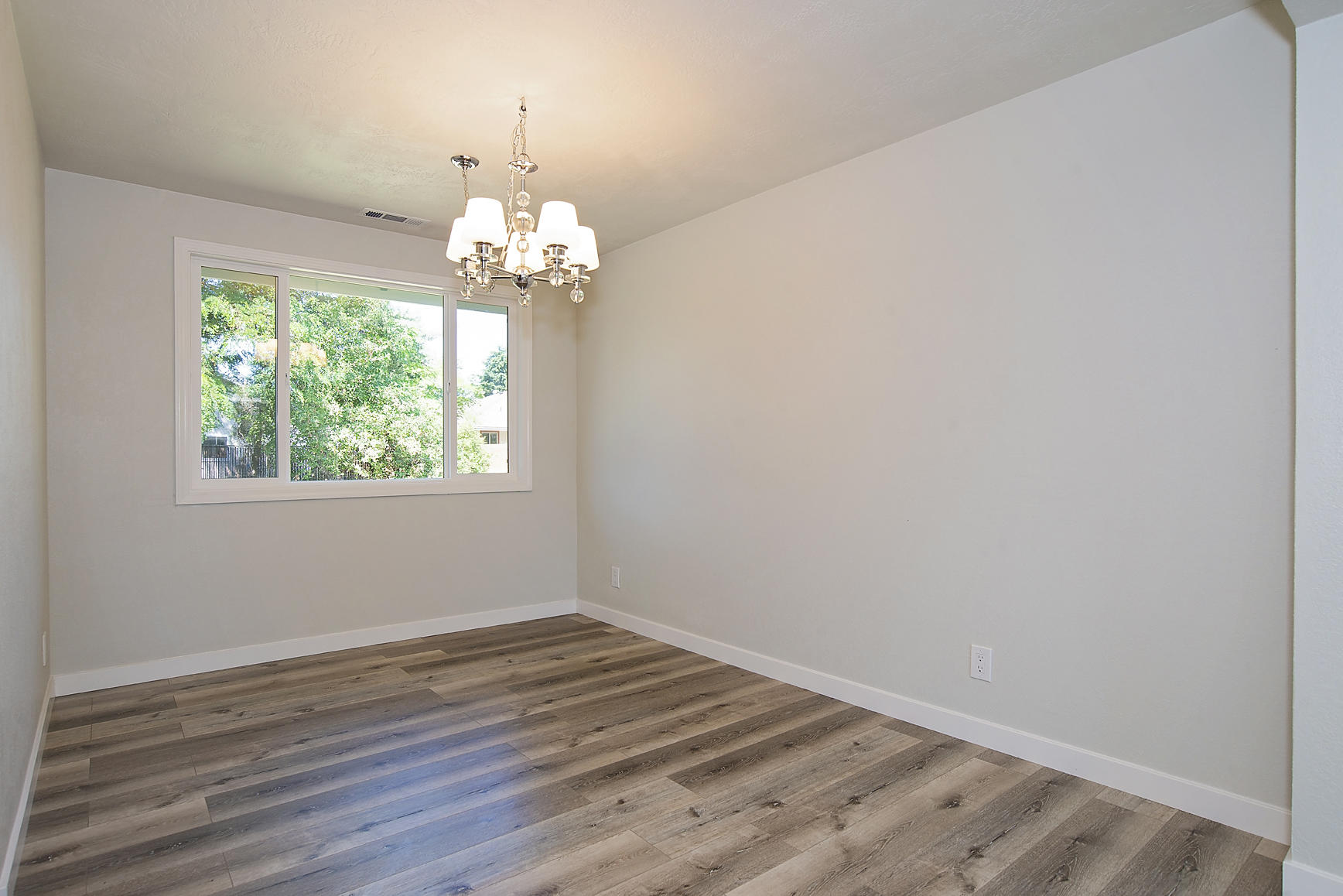 112 Vincent Avenue Central Point, OR 97502 - Photo 13 of 29 Dining Room