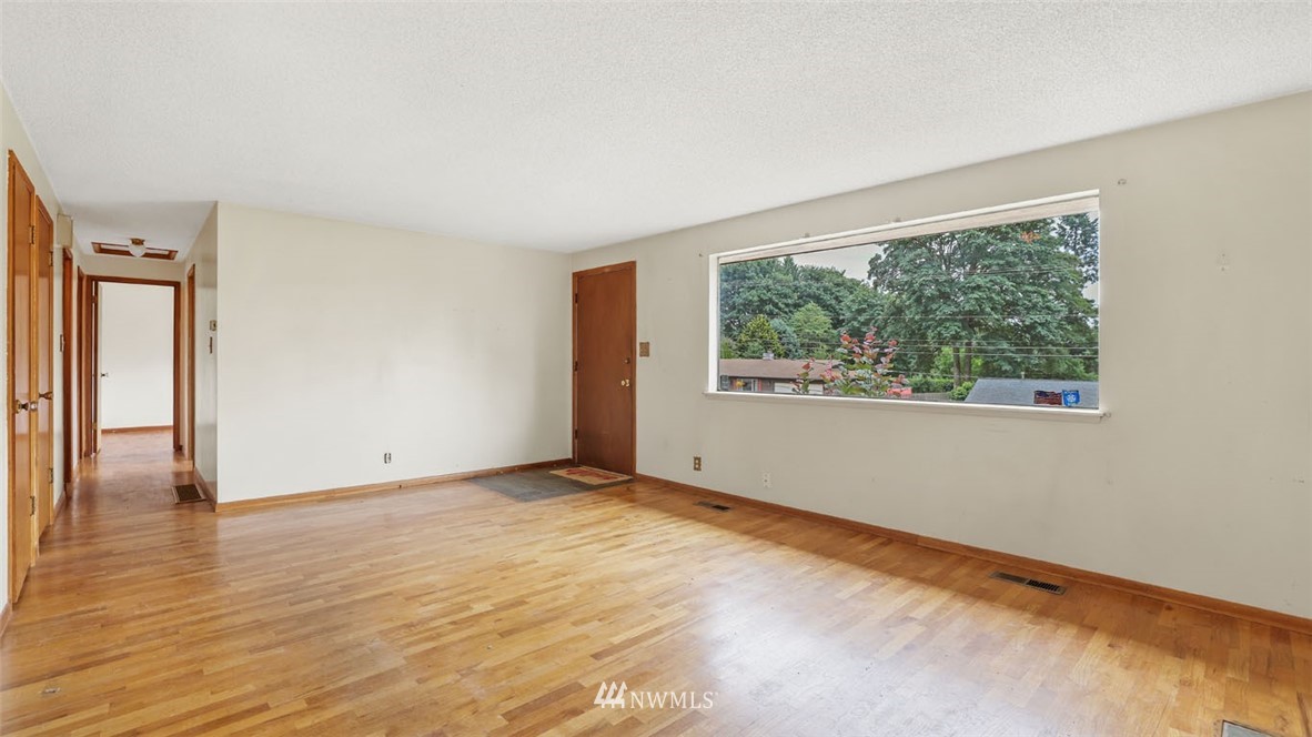 17524 Southeast 134th Street Renton, WA 98059 - Photo 6 of 28