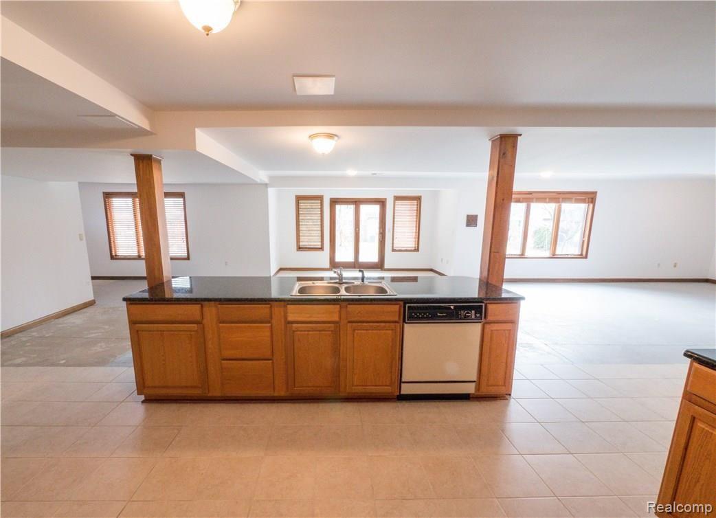 1118 Ridgeway Drive Rochester, MI 48307 - Photo 24 of 30 P1011157-43.jpg