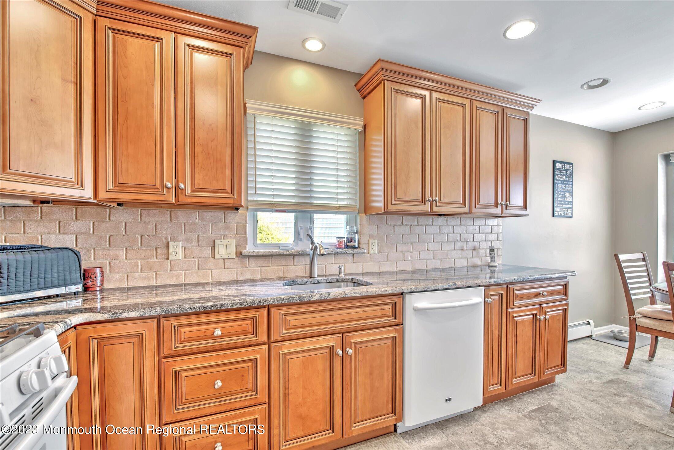 20 Portebello Road Jackson, NJ 08527 - Photo 11 of 38 17-KITCHEN