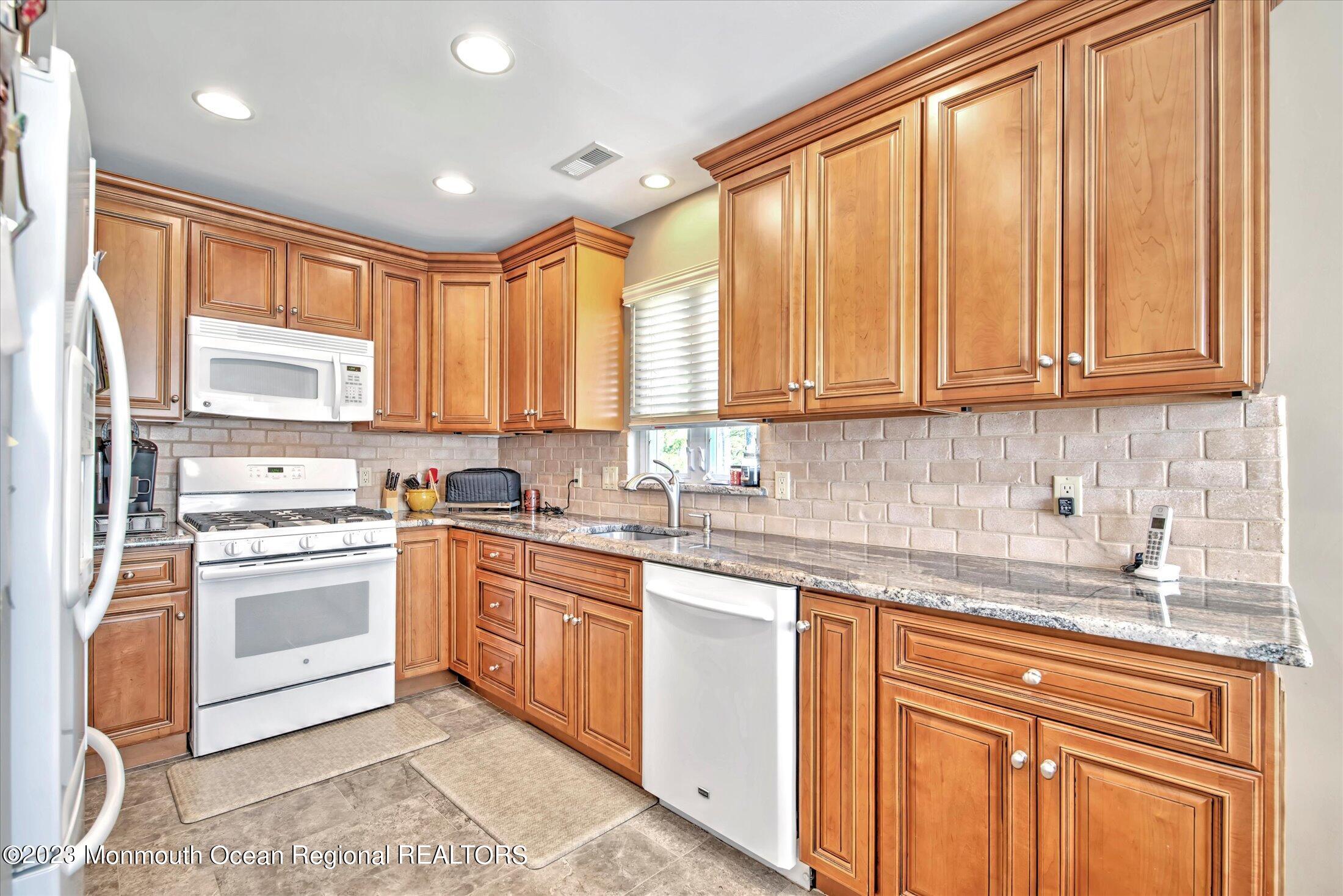 20 Portebello Road Jackson, NJ 08527 - Photo 12 of 38 15-KITCHEN