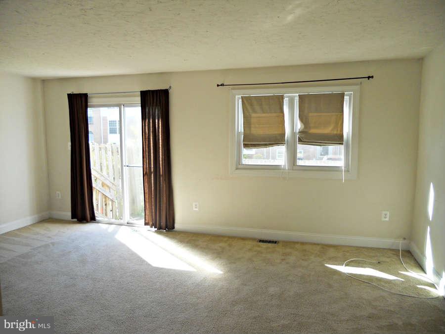 8490 Stonewall Road Manassas, VA 20110 - Photo 8 of 22 Living Room