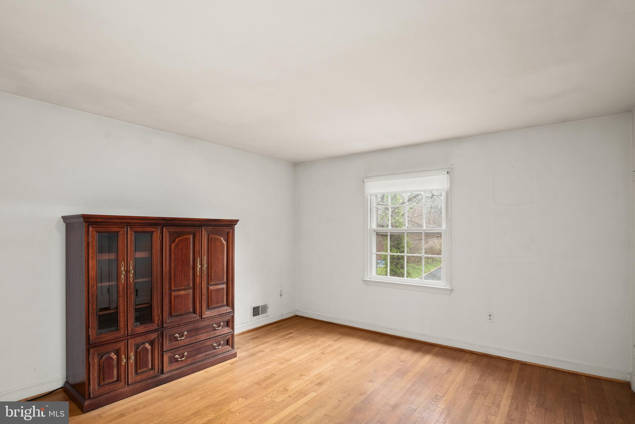 7308 Riverdale Road Lanham, MD 20706 - Photo 8 of 28 1st floor bedroom
with half bath