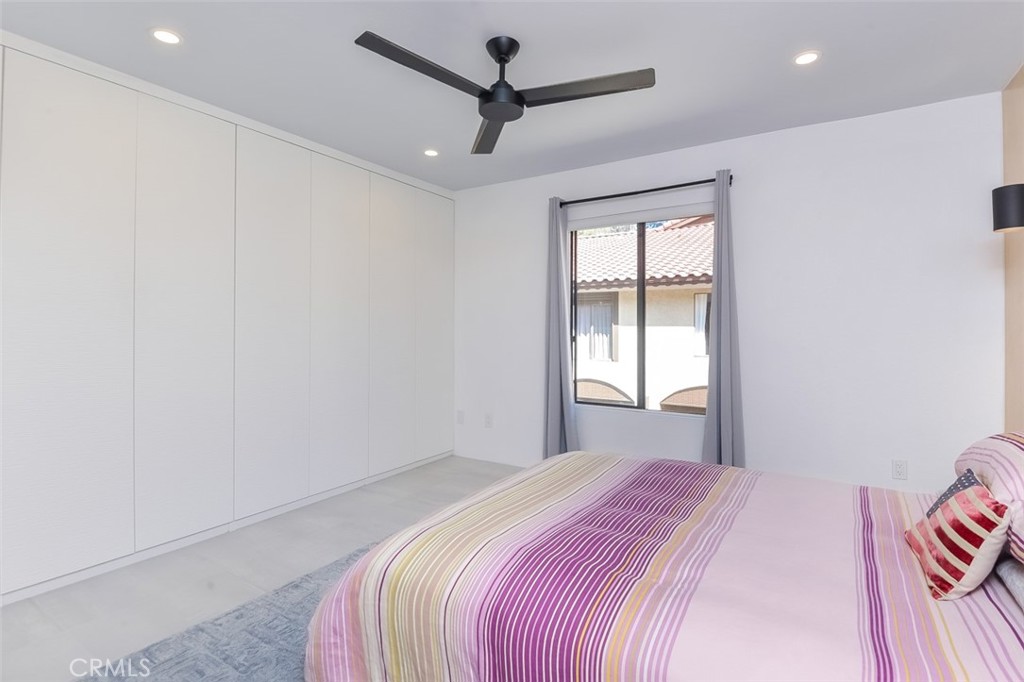 13708 Ruette Le Parc, Unit E Del Mar, CA 92014 - Photo 17 of 30 a bedroom with a bed and a window