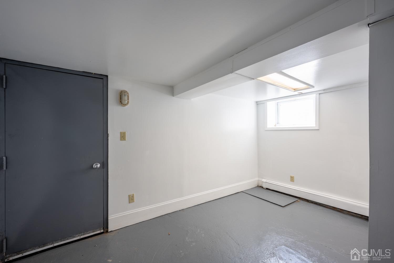 120 Rector Street Perth Amboy, NJ 08861 - Photo 10 of 34 an empty room with a window