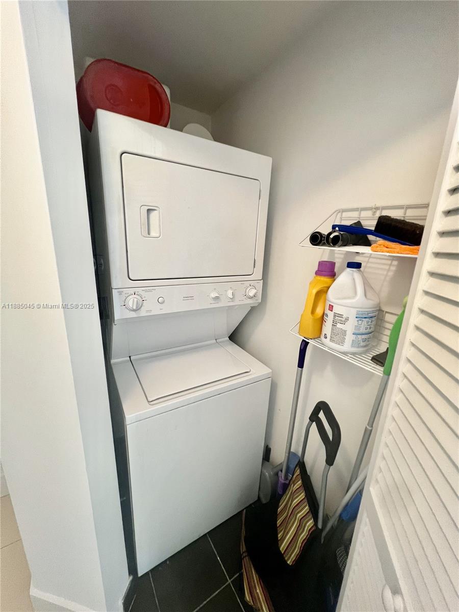 1111 Southwest 1st Avenue, Unit 1914 Miami, FL 33130 - Photo 7 of 31 a utility room with dryer and washer